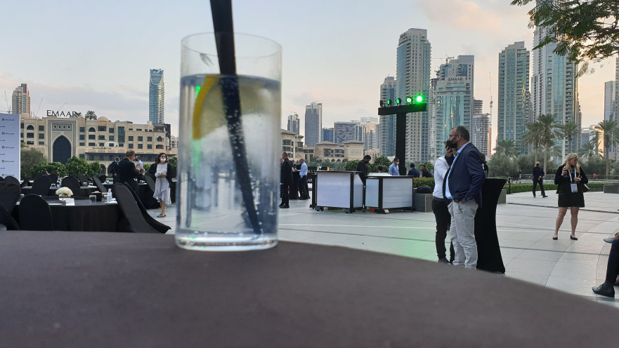 ג'ין, טוניק, וגורדי שחקים בדובאי 