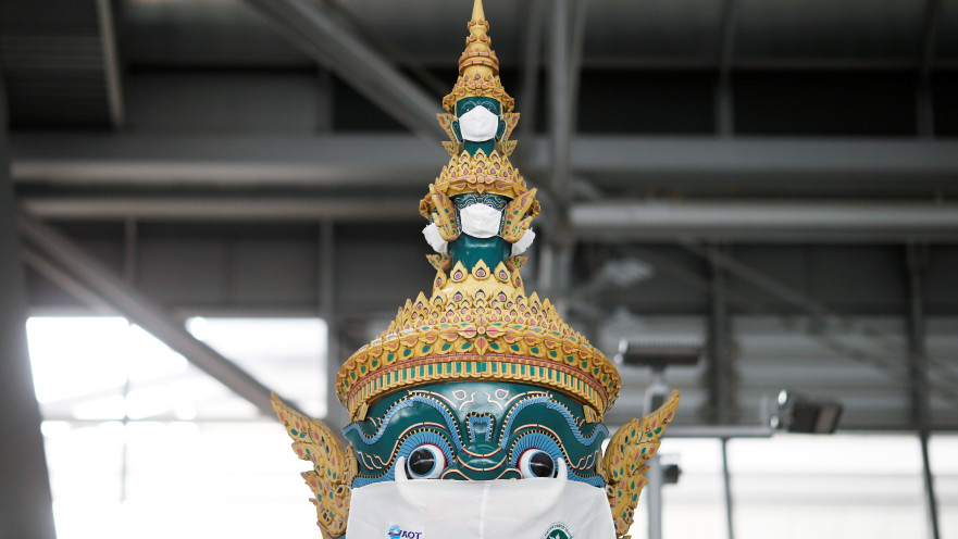 פסל מסורתי תאילנדי שהוסיפו לו מסכה נגד קורונה