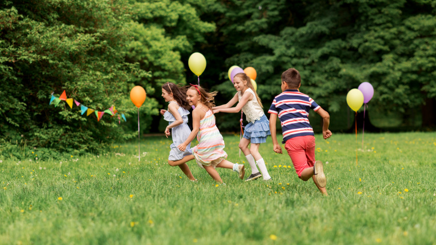ילדים משחקים בגינה, אילוסטרציה