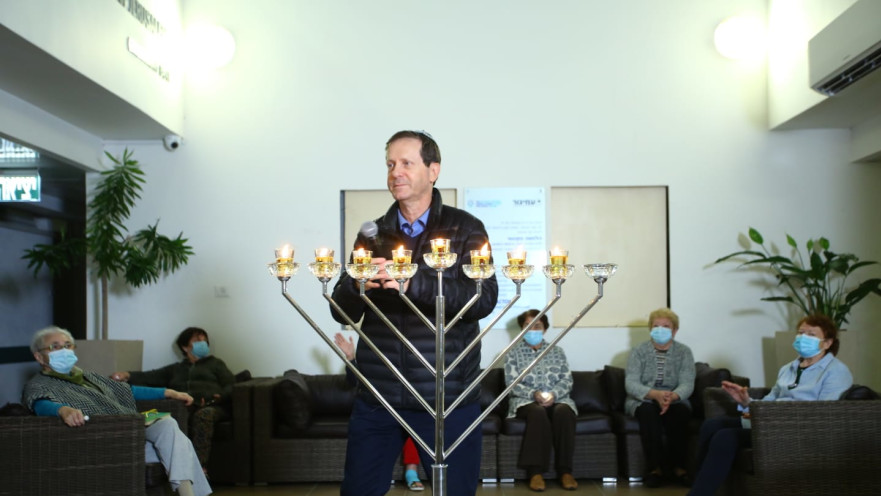 יצחק הרצוג מדליק נרות עם דיירי בית גיל הזהב עמיגור בקריית אונו