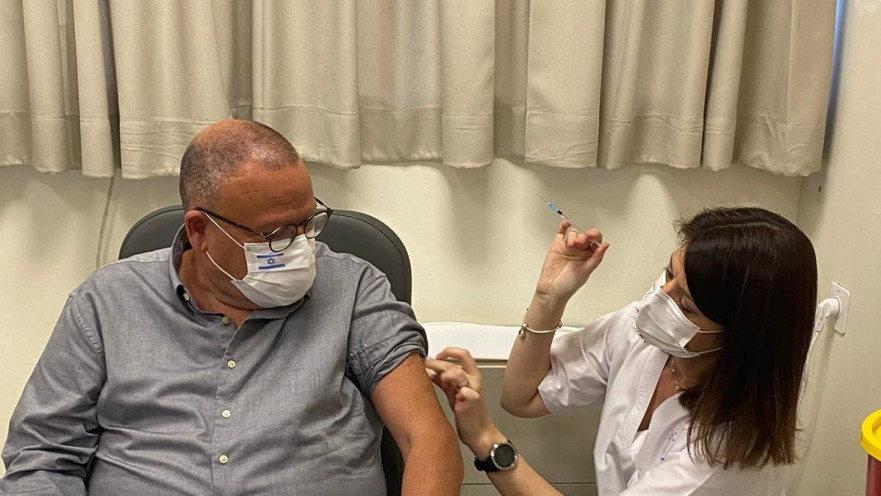 יו''ר ההסתדרות, ארנון בן דוד, מתחסן נגד קורונה