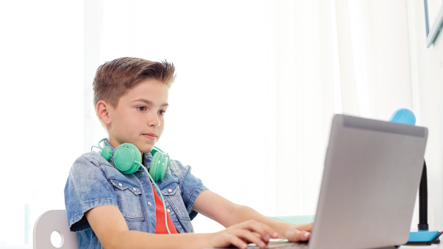 ילד מול מסך