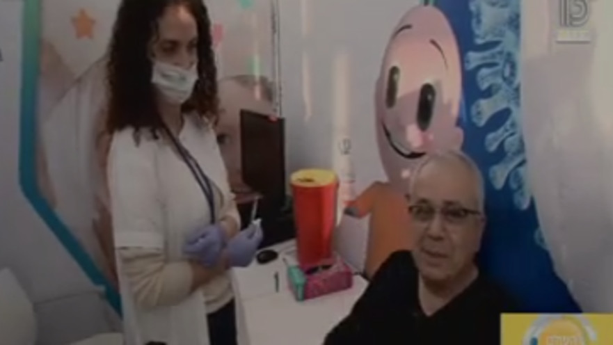 אמנון לוי מתחסן לקורונה בשידור חי