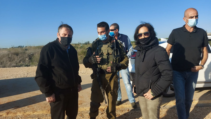 אושרת גני גונן ועוזי דיין בקו התפר באזור קיבוץ אייל