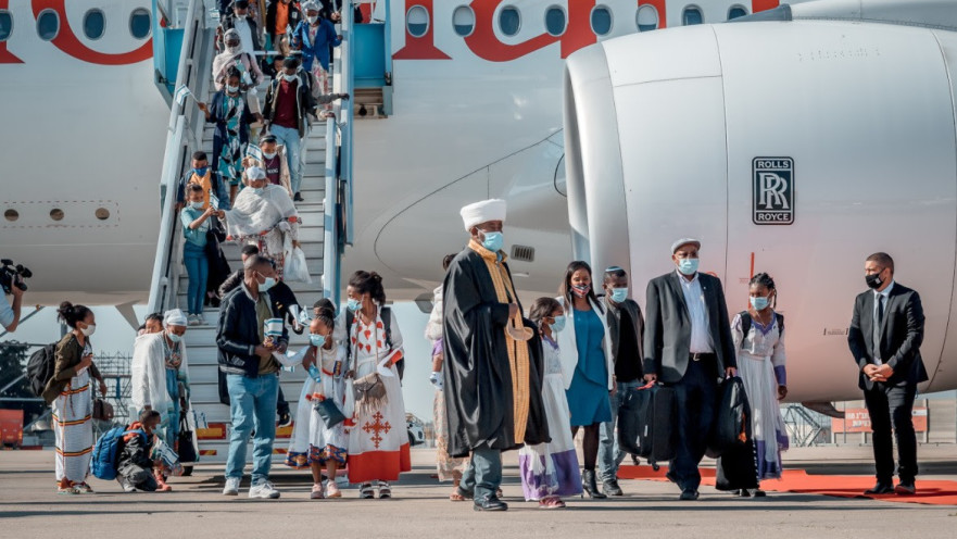 עולים חדשים מאתיופיה עם מסכות בנתב"ג