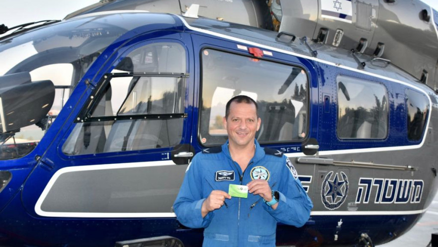 תת-ניצב ניר רוזנטל במעמד החתימה על כרטיס אדי