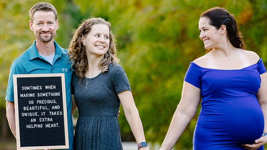 אישה ילדה את התינוק של החברה הכי טובה שלה