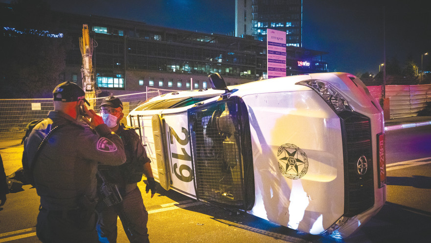 ניידת הפוכה בהפגנות המתנחלים