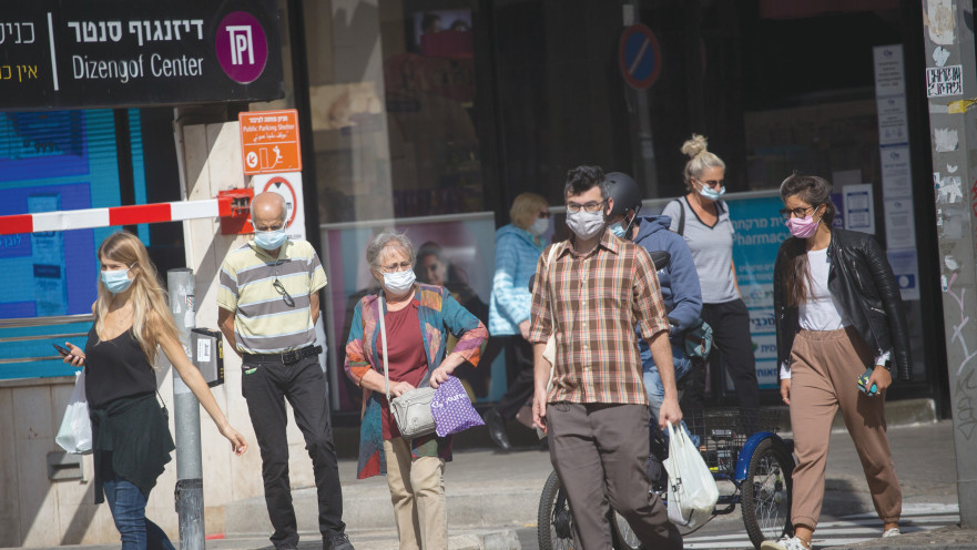 אנשים עם מסכות בתל אביב