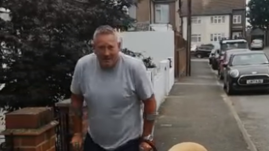 בילי הכלב צולע עם בעליו 