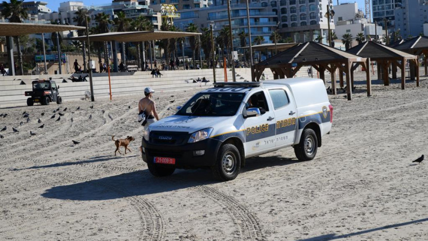 ניידת משטרה אוכפת את הסגר בחוף הים בתל אביב