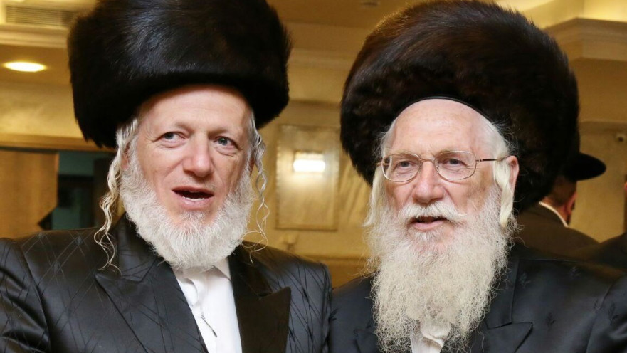 יהודה משי זהב (משמאל) ואביו, הרב מנחם מנדל משי זהב, שנפטר מקורונה