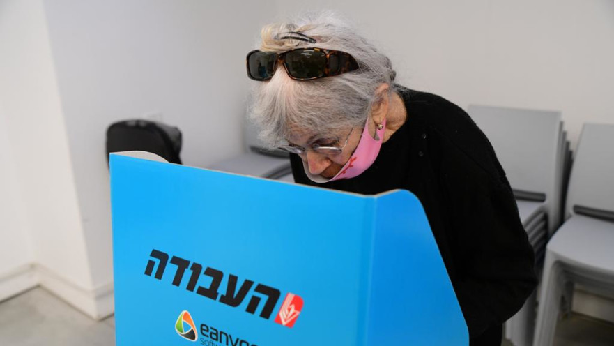 אישה מצביעה בפריימריז לראשות מפלגת העבודה