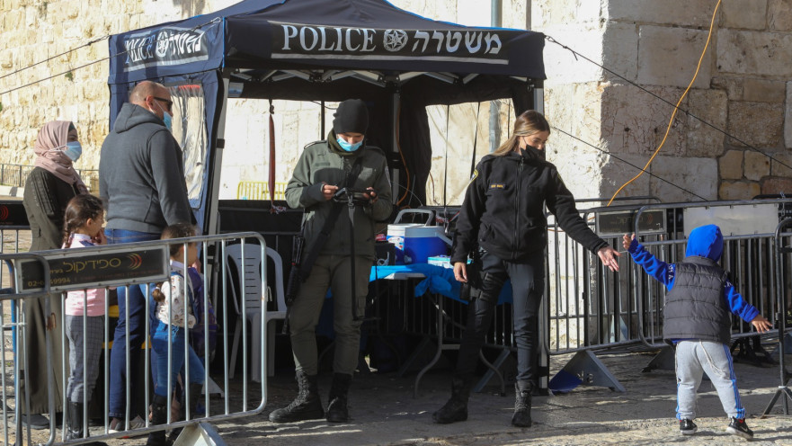 שוטרים אוכפים את הסגר בירושלים