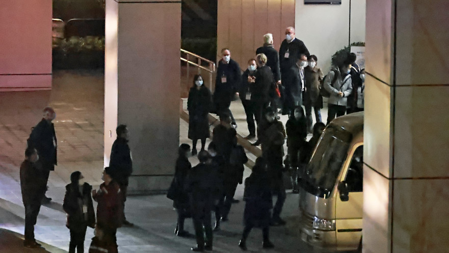 חברי המשלחת מטעם ארגון הבריאות העולמי יוצאים מבית החולים בווהאן