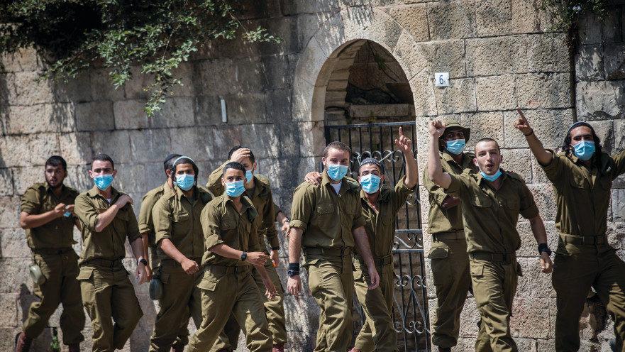 חיילים עם מסכות קורונה