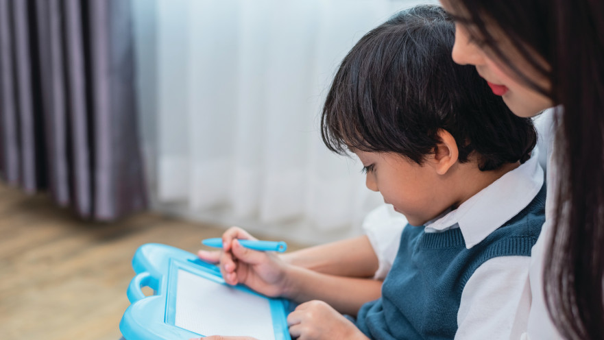 "ילד זקוק למבוגר שיהווה לו עוגן"