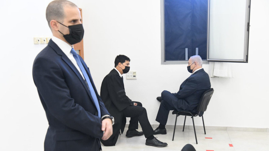 נתניהו ועורך דינו עמית חדד בבית המשפט