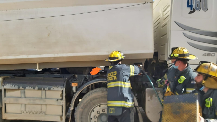 צוותי כיבוי פועלים לחילוץ הפועל שנלכד