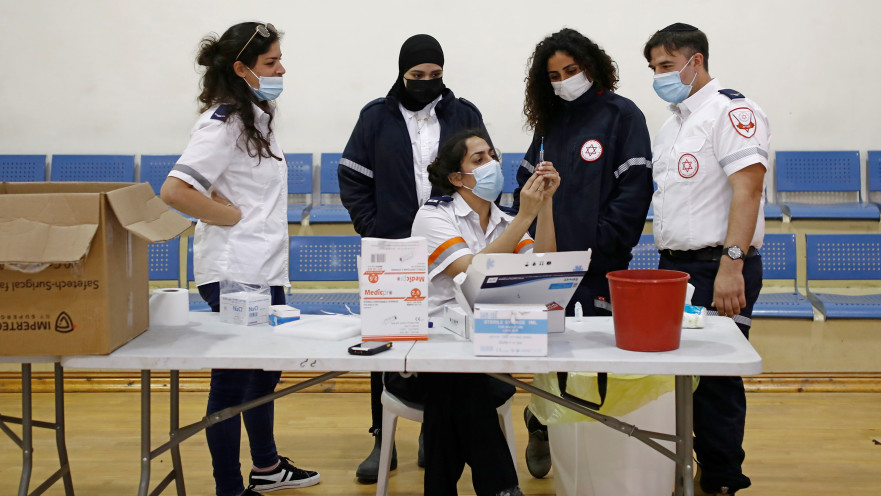 מוקד חיסונים לקורונה של מד"א (למצולמים אין קשר לנאמר בכתבה)