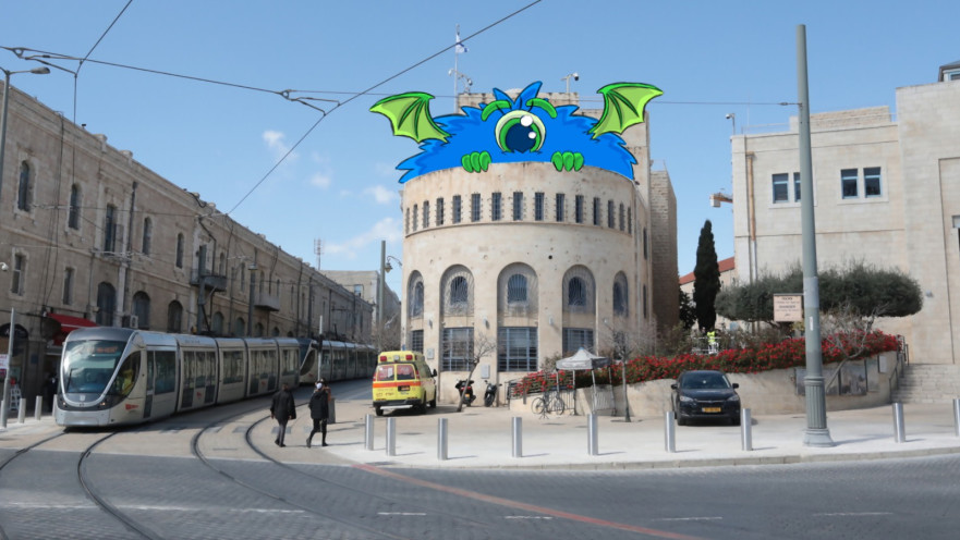 פוריפלצת בבניין העירייה בכיכר ספרא. עיצוב: עדי אנה טלז'ינסקי, איור: אייל חירורג