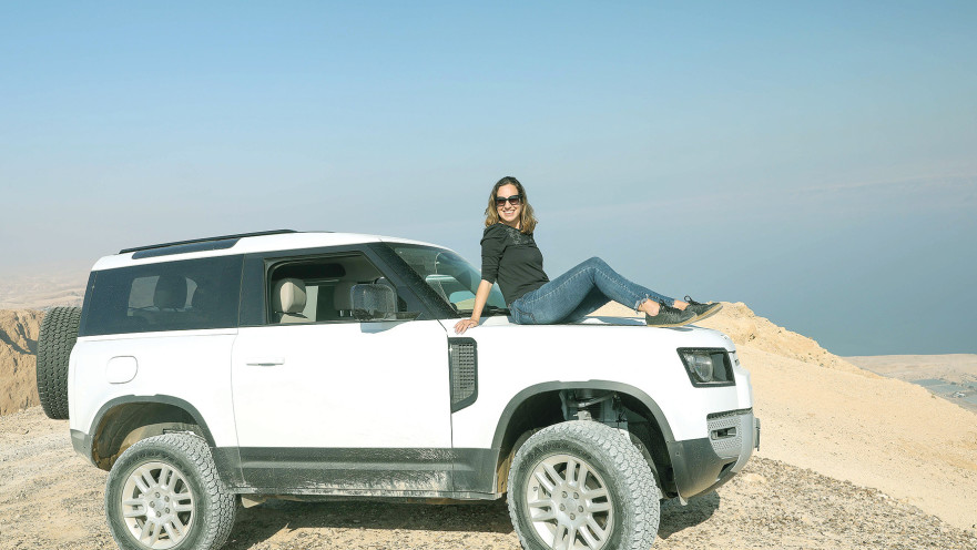 טליה לוין מטיילת במדבר