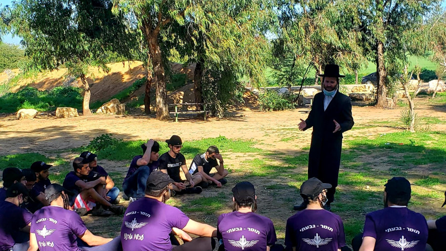 צעירים חרדים לפני גיוס במסע למען השבתו של הדר גולדין
