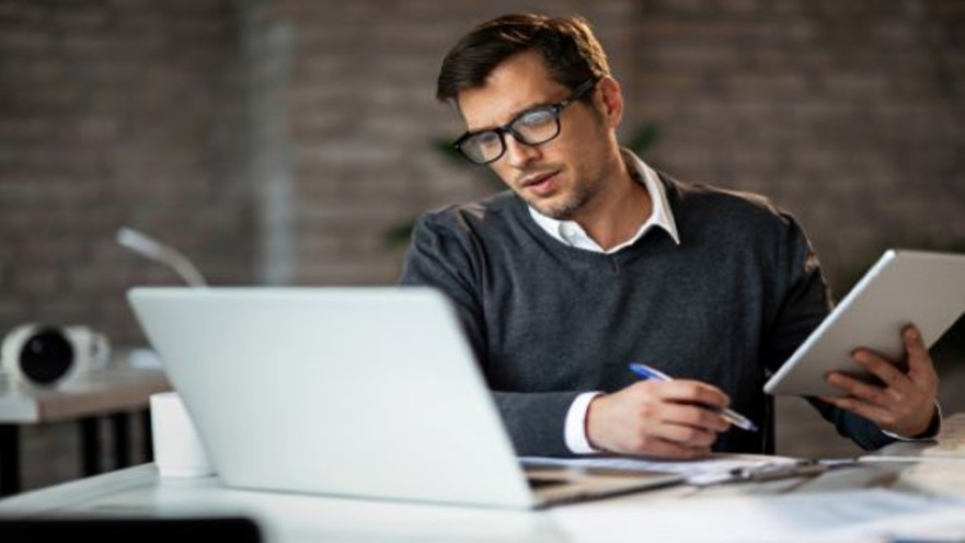 פרילנסר בעבודה