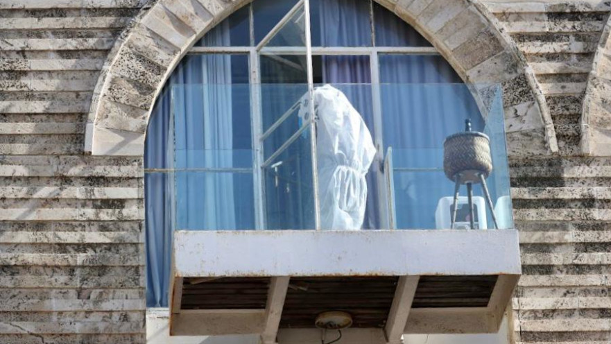 חוקרים במלונית הקורונה ביפו, בה אירע החשד לאונס