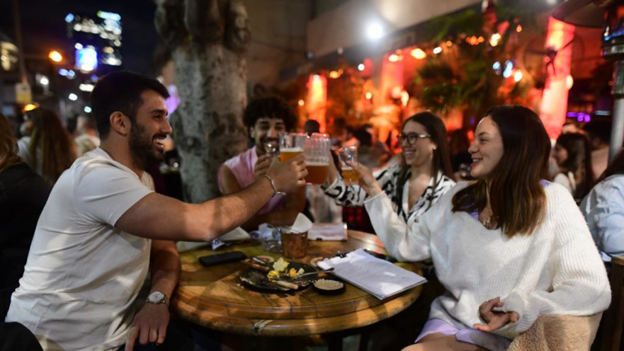 פאב בתל אביב (למצולמים אין קשר לכתבה)