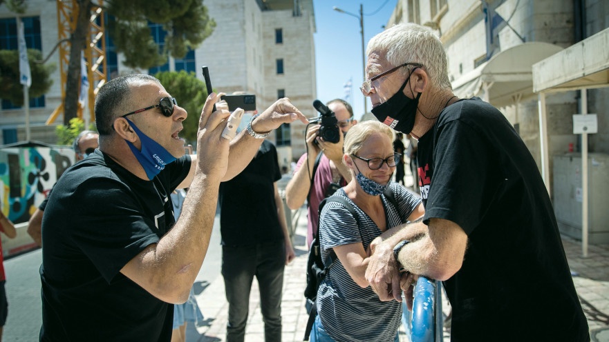 מפגינים בעד ונגד נתניהו מתעמתים