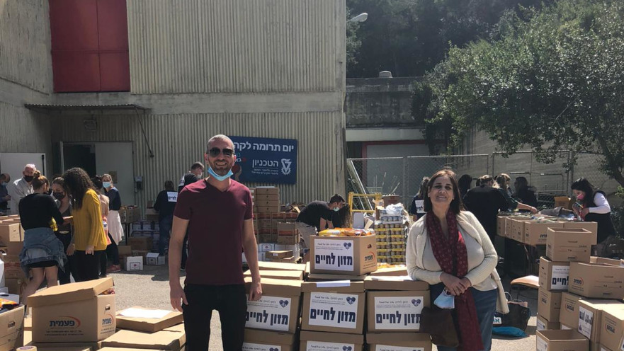 חברי העמותה עם מנות המזון לחלוקה