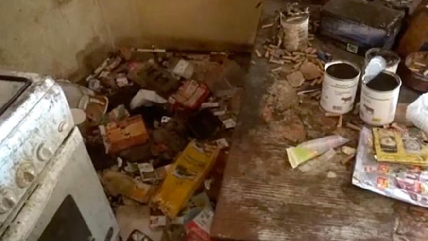 הבית המוזנח בו גדלה הצעירה