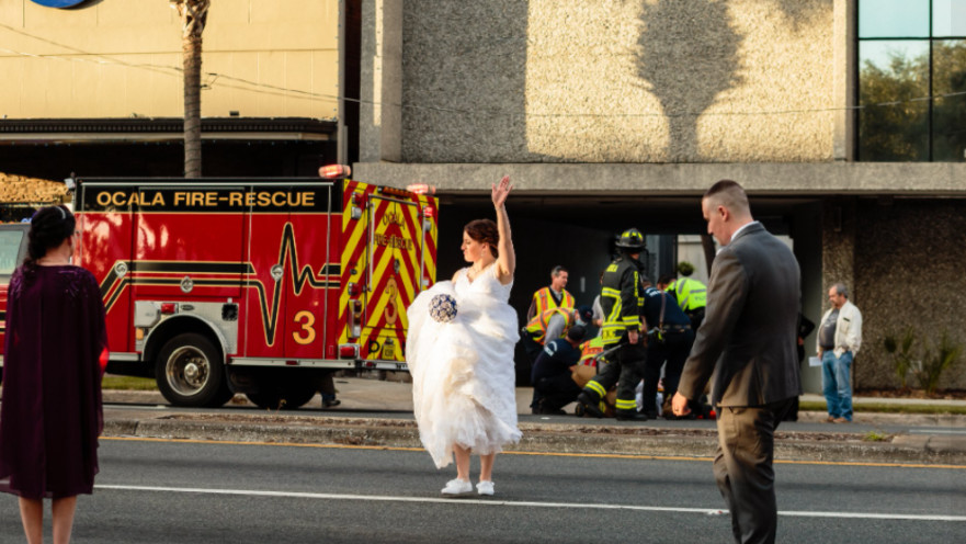 החתן והכלה בזמן תאונת הדרכים ביום חתונתם
