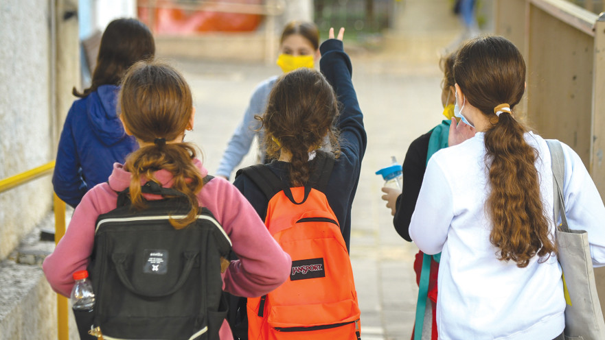 תלמידות בשער בית הספר