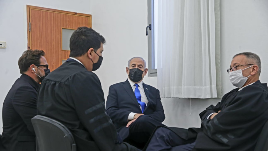 ראש הממשלה נתניהו יחד עם צוות ההגנה שלו באולם בית המשפט