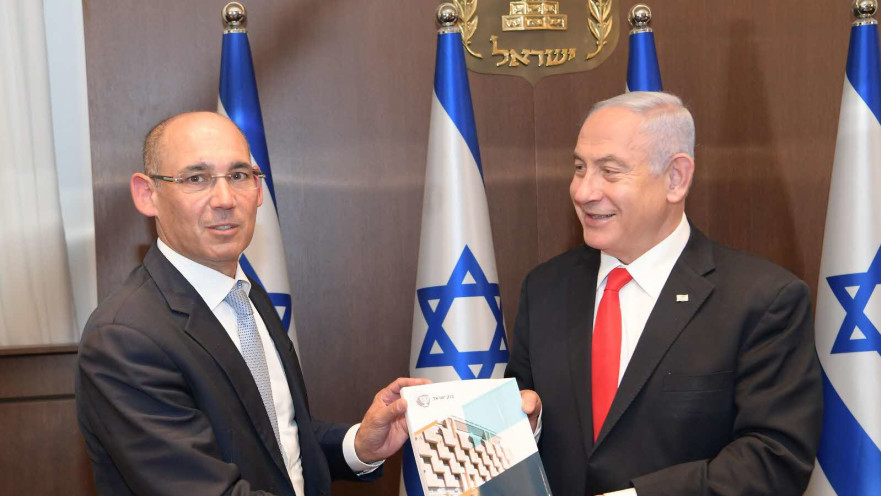 הנגיד אמיר ירון מגיש את הדוח לראש הממשלה בנימין נתניהו