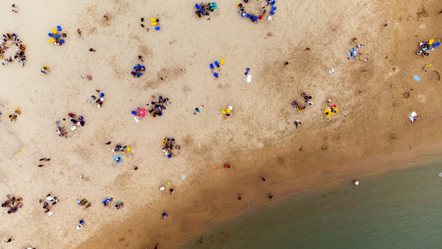 ישראלים בחוף הים בשרב
