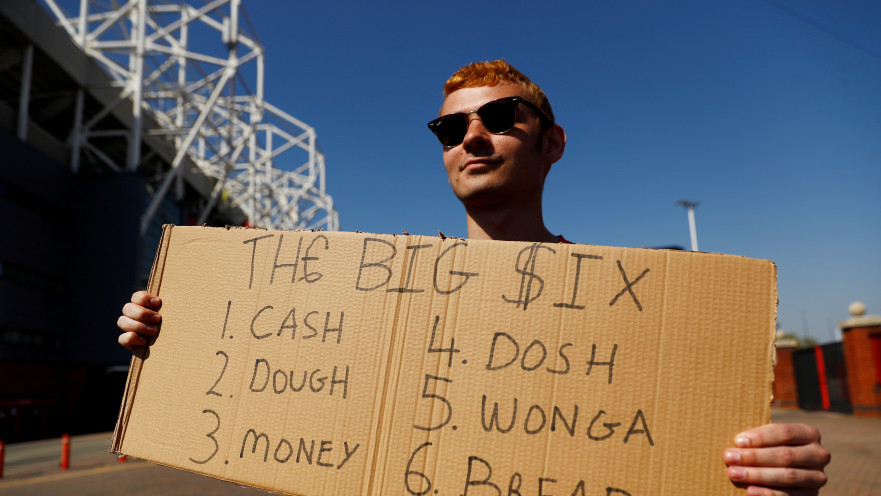 אוהד מפגין מחוץ לאולד טראפורד נגד הקמת הסופר ליג