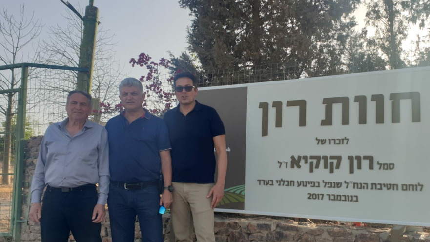 ניסן בן חמו ראש עיריית ערד, בועז קוקיא ואלוף(מיל') עוזי דיין.