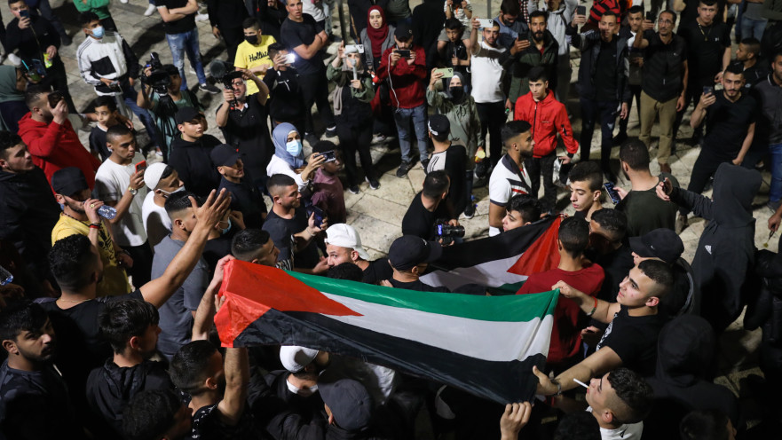 פלסטינים הניפו את דגל פלסטין בשער שכם בירושלים