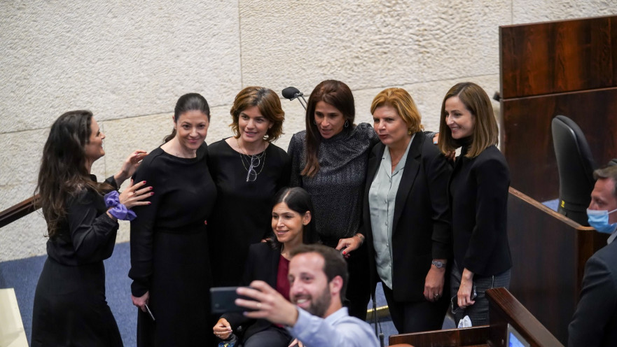 אורנה ברביאי מצטלמת עם ח"כיות בגוש השינוי ורם שפע