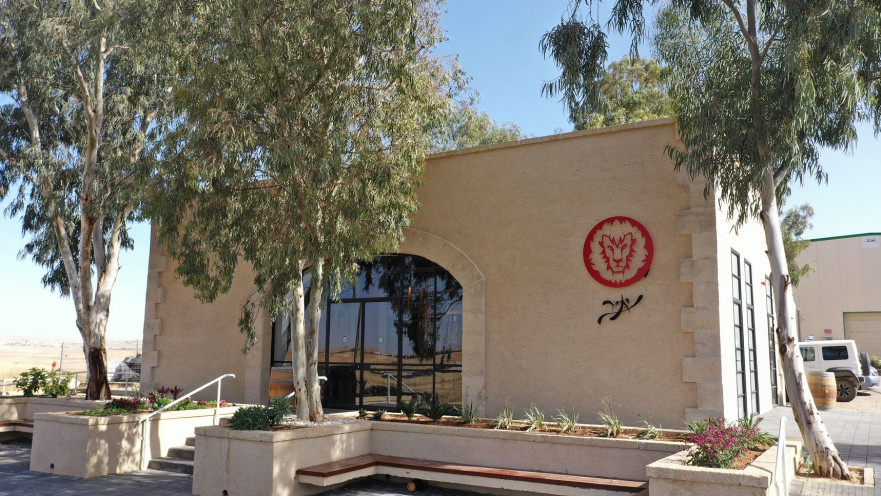 יקב יתיר, מרכז המבקרים, חוץ 