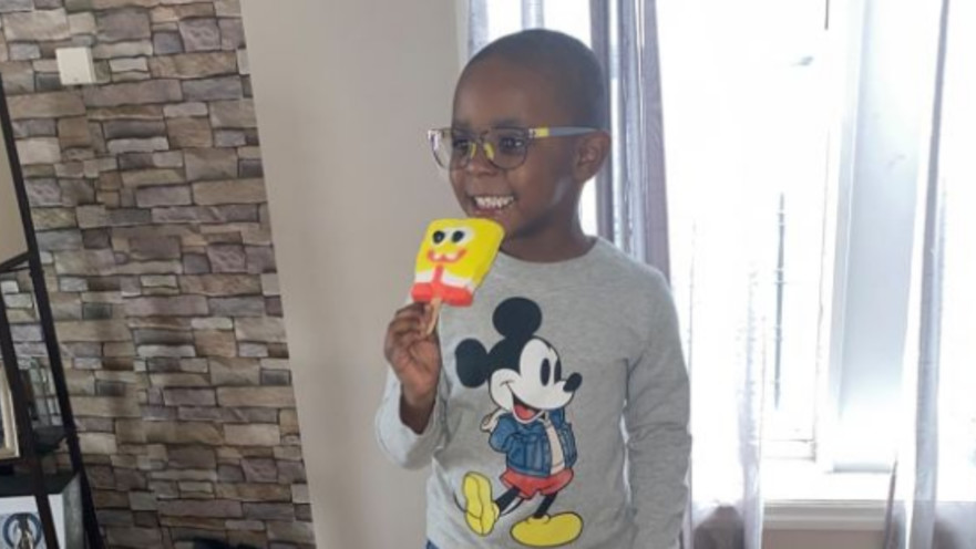 נוח בן הארבע נהנה מארטיק בובספוג