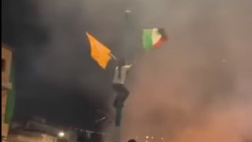 צעיר מחליף את דגל ישראל בדגל פלסטין