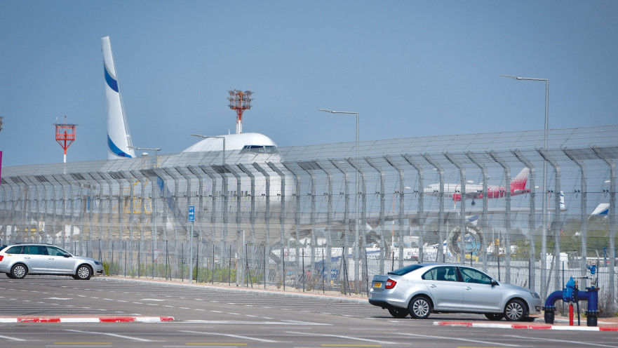 רכבים חונים בחניון נתב"ג