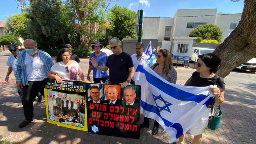 הפגנת משפחות שכולות מול ביתו של בנט