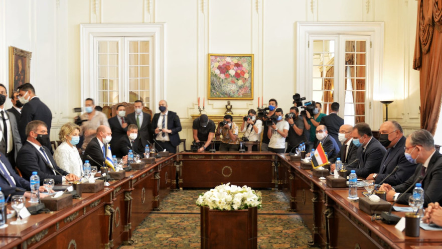 שר החוץ גבי אשכנזי ומקבילו המצרי סאמח שוקרי בארמון תחריר