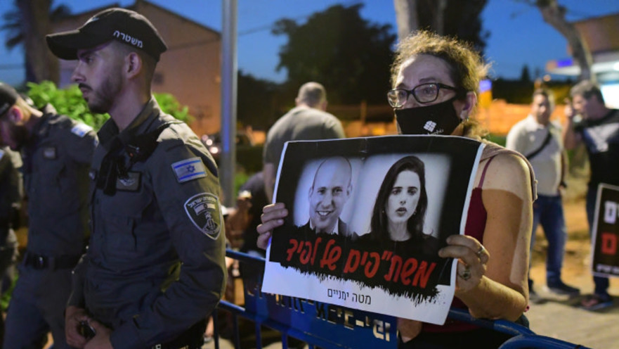 שלט הסתה נגד בנט ושקד