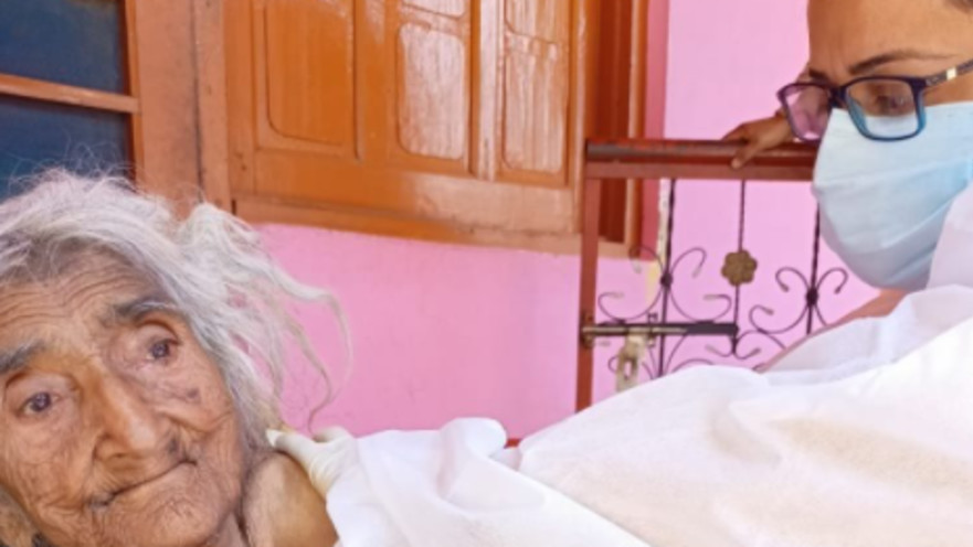 בת ה-124 מקבלת חיסון לקורונה